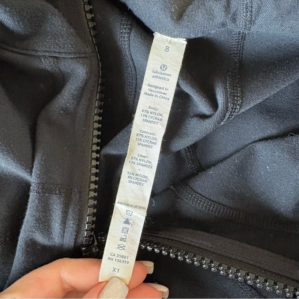 LULULEMON‎ Black Throw Me Over 8 Thumb-hole Hoodie zipper front pockets - Picture 4 of 4